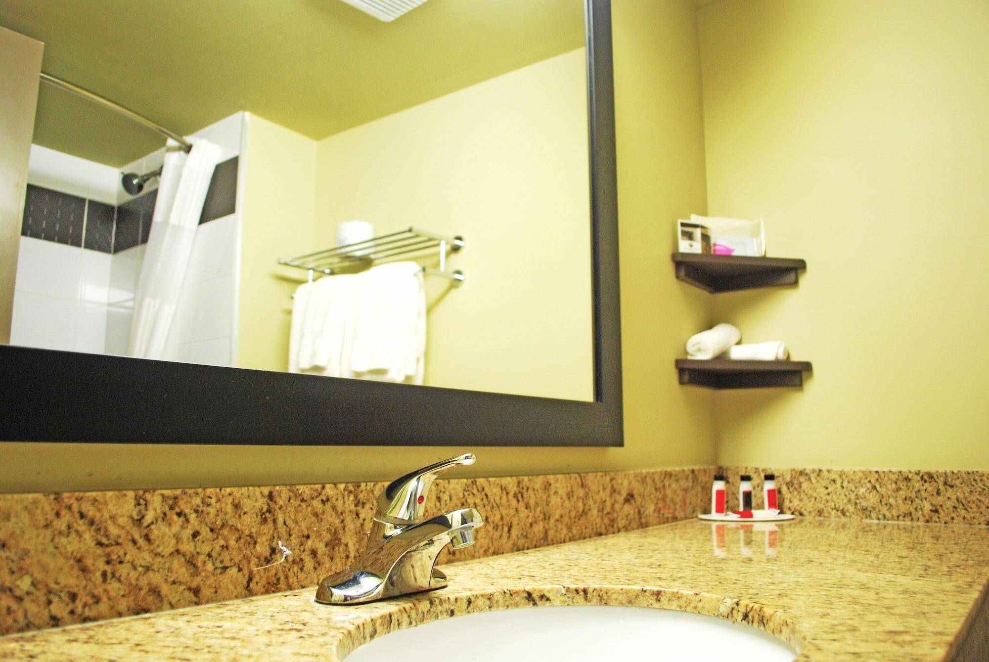 Ramada By Wyndham Edmonton Yellowhead Nw 外观 照片