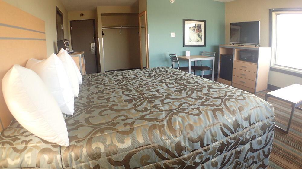 Ramada By Wyndham Edmonton Yellowhead Nw 外观 照片