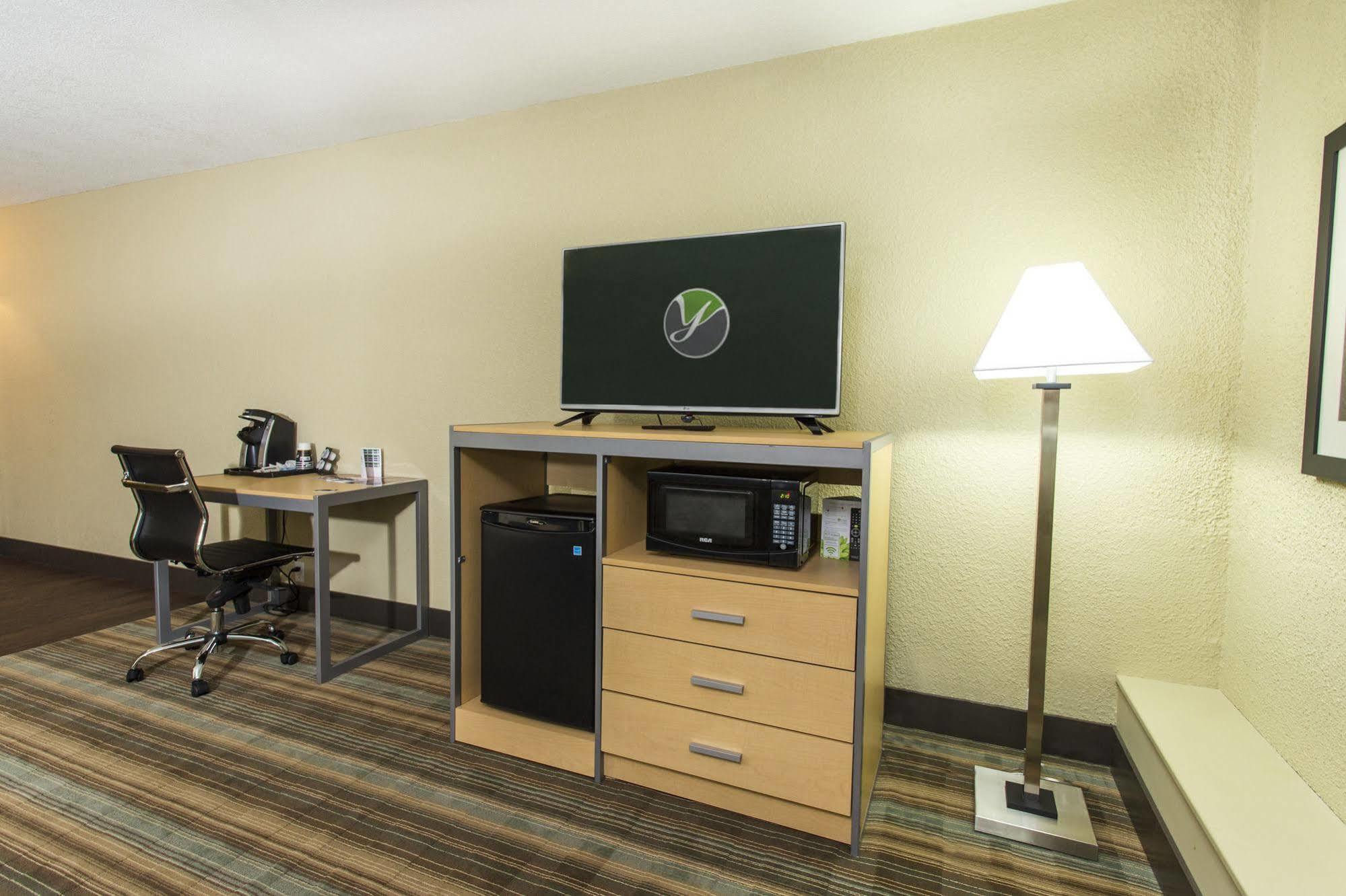 Ramada By Wyndham Edmonton Yellowhead Nw 外观 照片