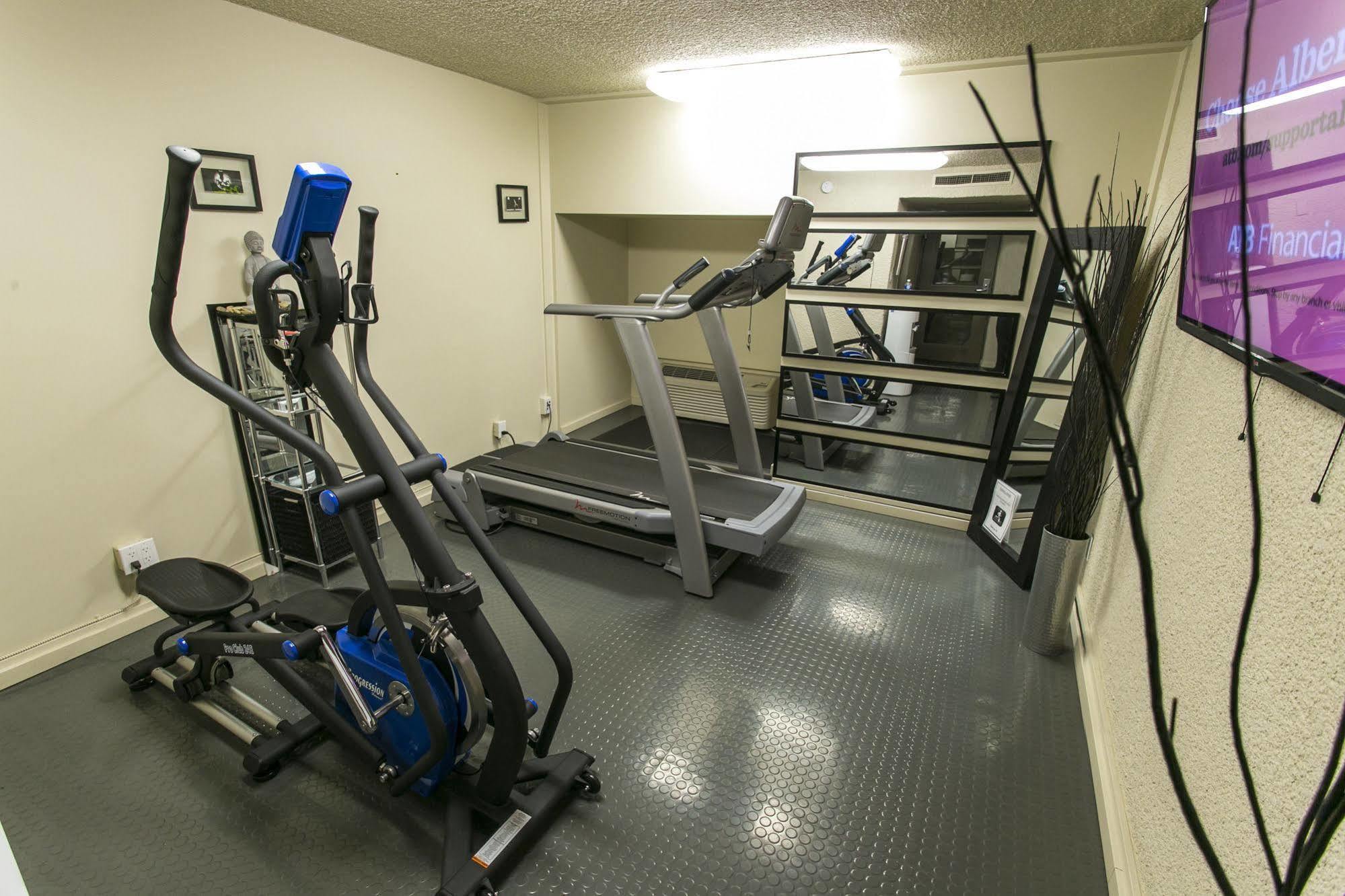Ramada By Wyndham Edmonton Yellowhead Nw 外观 照片