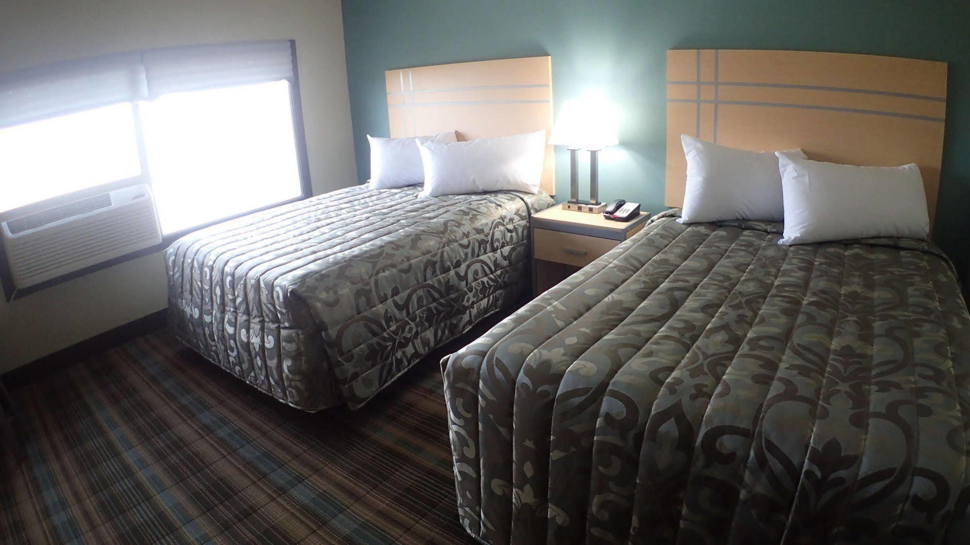Ramada By Wyndham Edmonton Yellowhead Nw 外观 照片