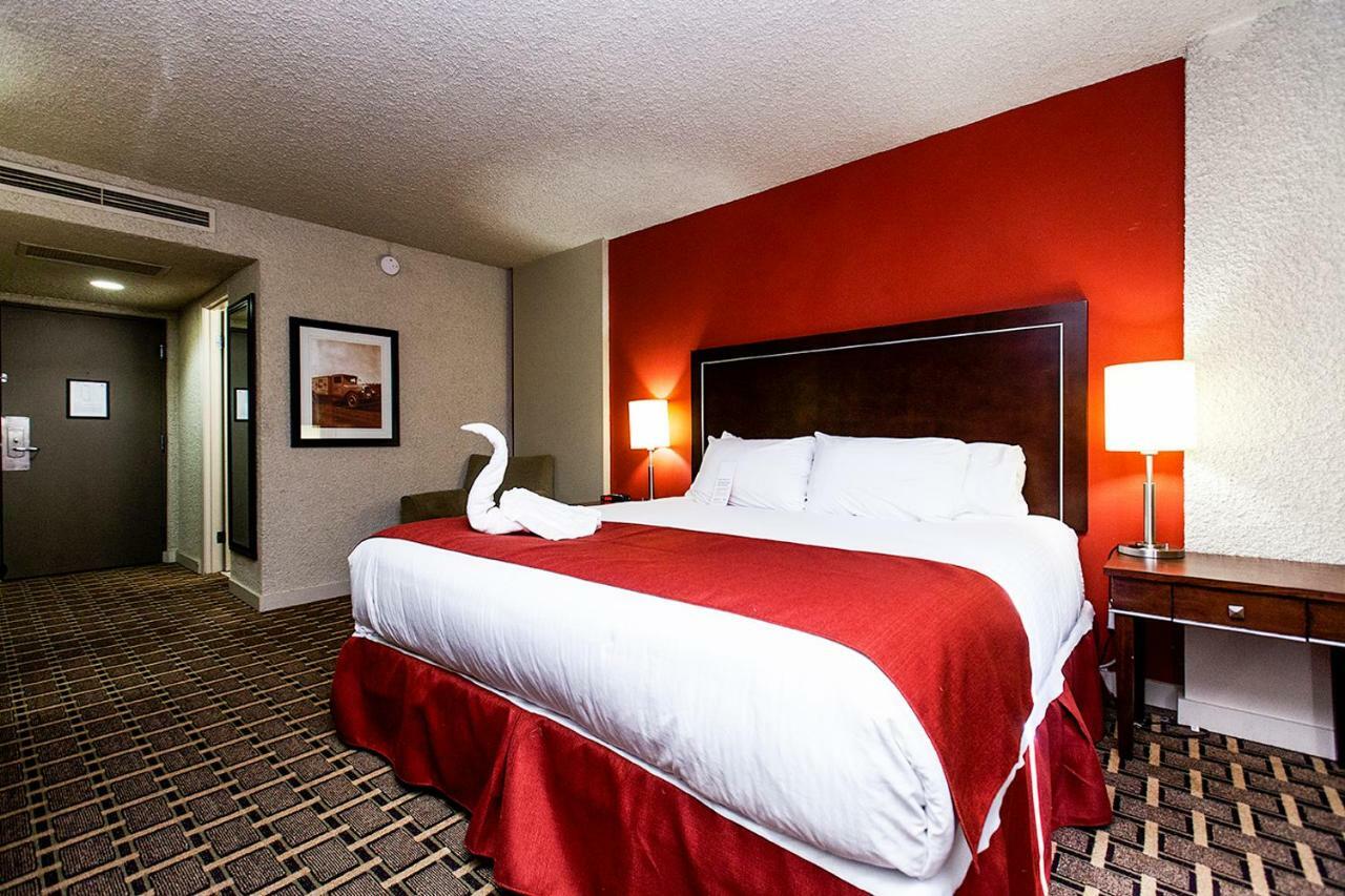 Ramada By Wyndham Edmonton Yellowhead Nw 外观 照片